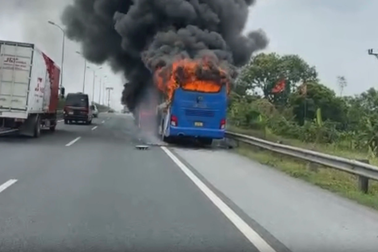 Ô tô khách bốc cháy ngùn ngụt trên cao tốc