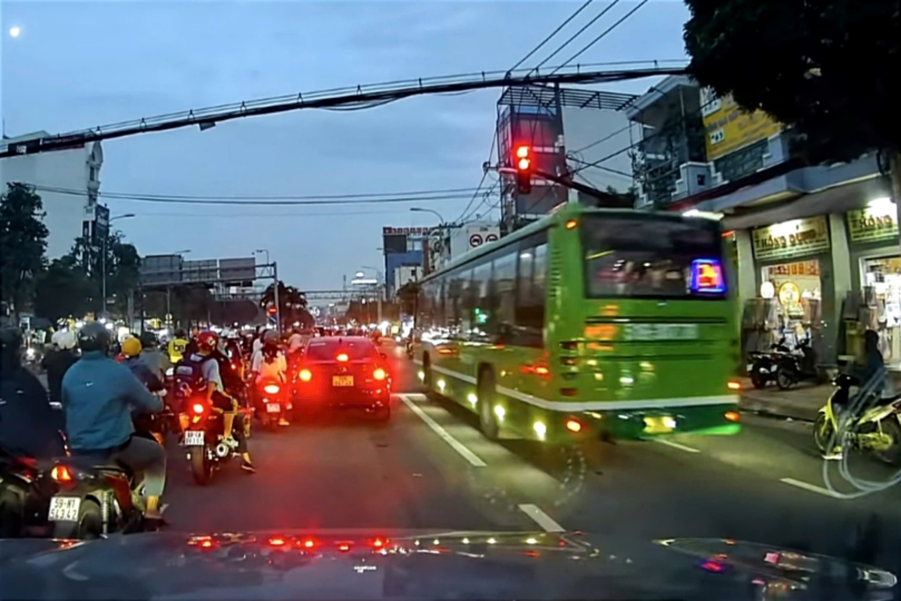 Sopir bus berulang kali diskors karena pelanggaran lalu lintas di Kota Ho Chi Minh - 1 Liên tục đình chỉ tài xế xe buýt vi phạm giao thông ở TPHCM - 1
