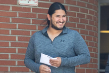 Người trúng số lớn nhất thế giới mang đội vệ sĩ riêng đi rút tiền