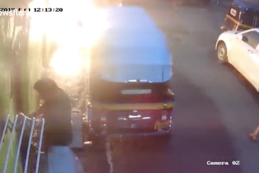 Video nam sinh gặp họa bất ngờ vì giẫm phải dây cáp lộ thiên