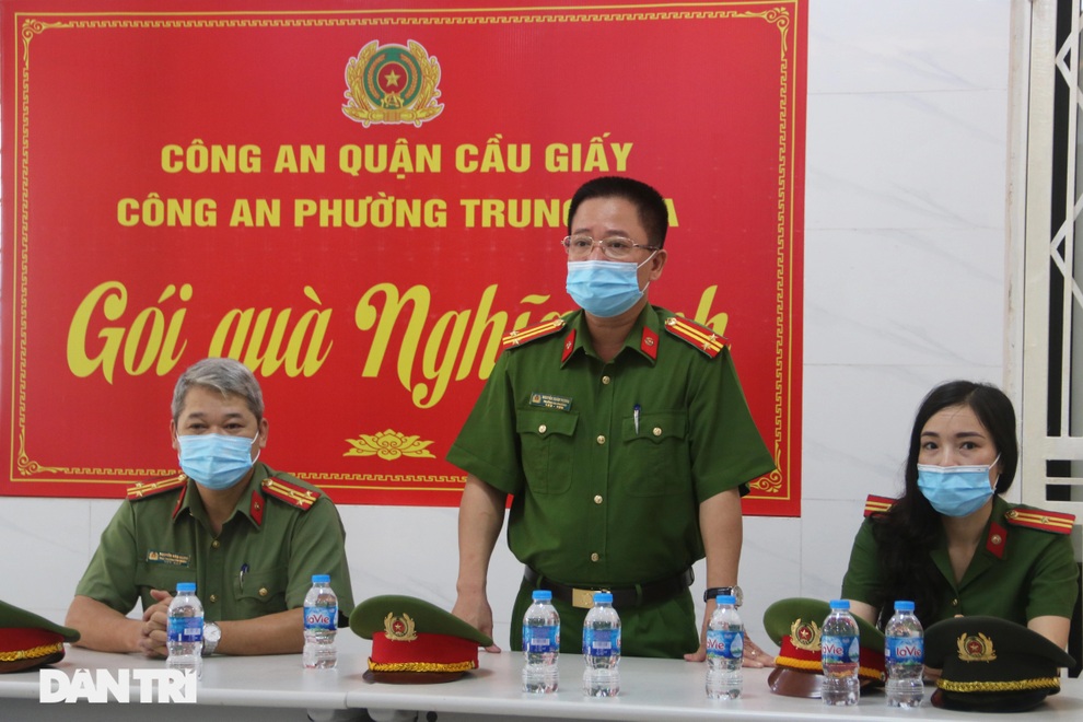 Công an Hà Nội tặng nhiều suất quà tới người già neo đơn gặp khó khăn - 4 Công an Hà Nội tặng nhiều suất quà tới người già neo đơn gặp khó khăn - 4