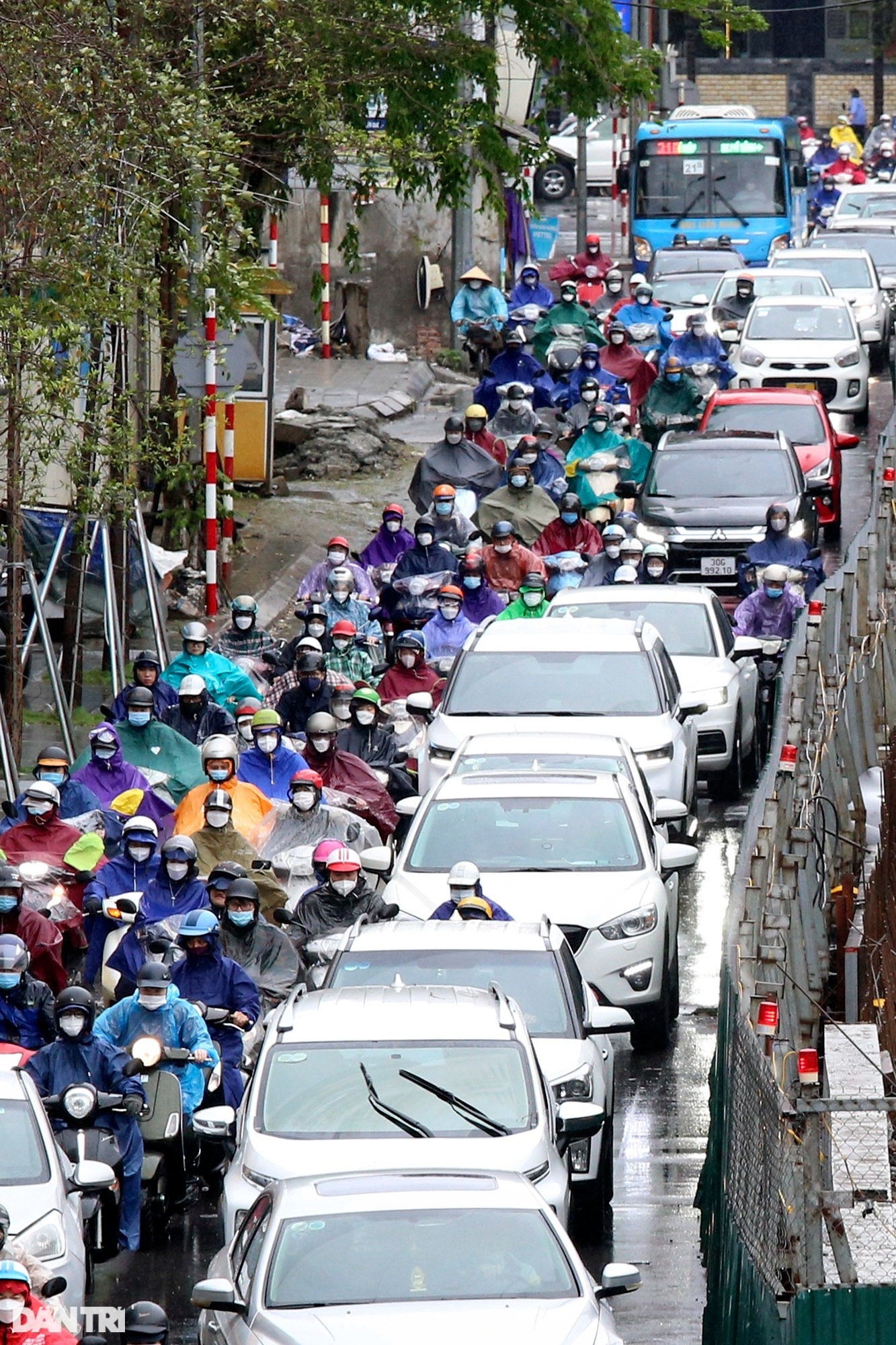 Đường phố ùn tắc giờ cao điểm, bình thường cũ ở Hà Nội đã quay trở lại? - 5 Đường phố ùn tắc giờ cao điểm, bình thường cũ ở Hà Nội đã quay trở lại? - 5