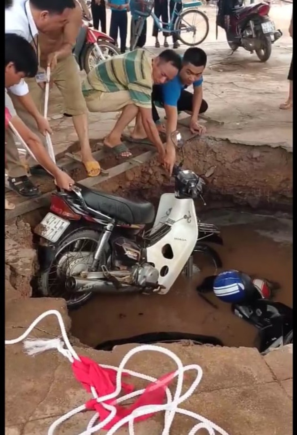 Hố tử thần” nuốt trọn 2 xe máy trong trường tiểu học - 1 Hố tử thần” nuốt trọn 2 xe máy trong trường tiểu học - 1