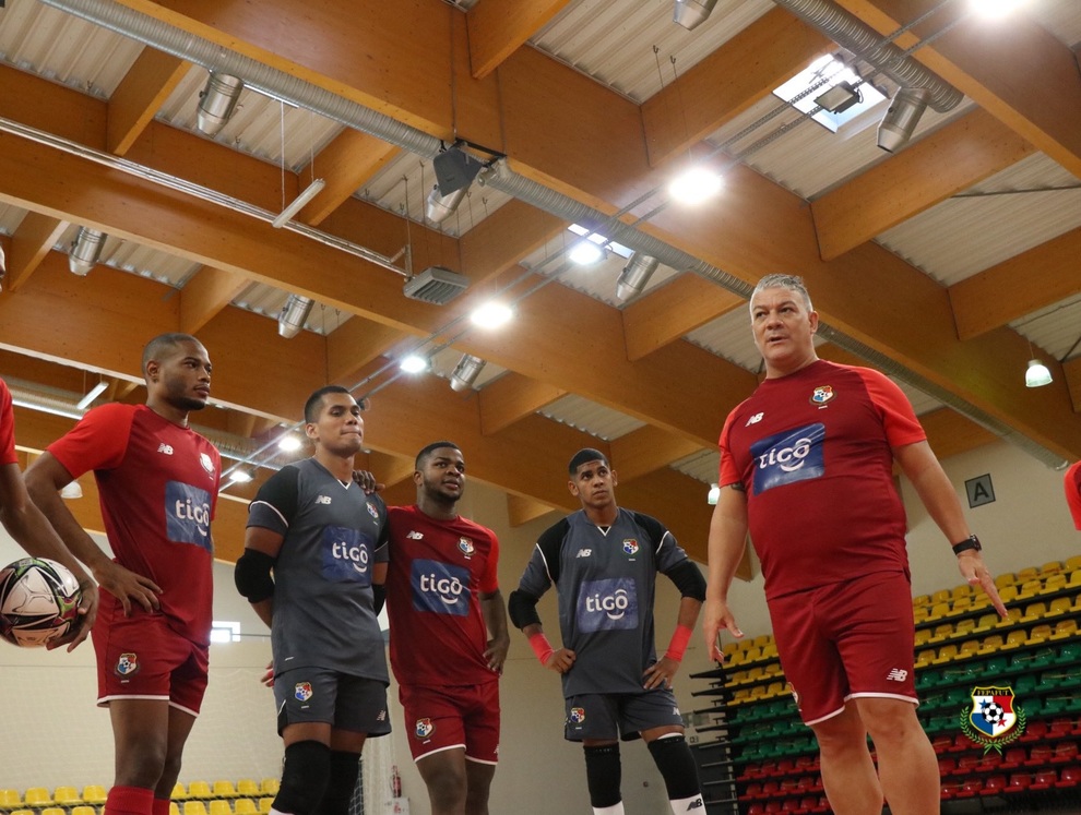 HLV Panama bị chỉ trích thậm tệ sau trận thua tuyển futsal Việt Nam - 2 HLV Panama bị chỉ trích thậm tệ sau trận thua tuyển futsal Việt Nam - 2