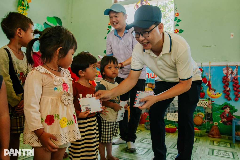 Mang niềm vui về với học sinh Mã Liềng, Quảng Bình - 2 Mang niềm vui về với học sinh Mã Liềng, Quảng Bình - 2