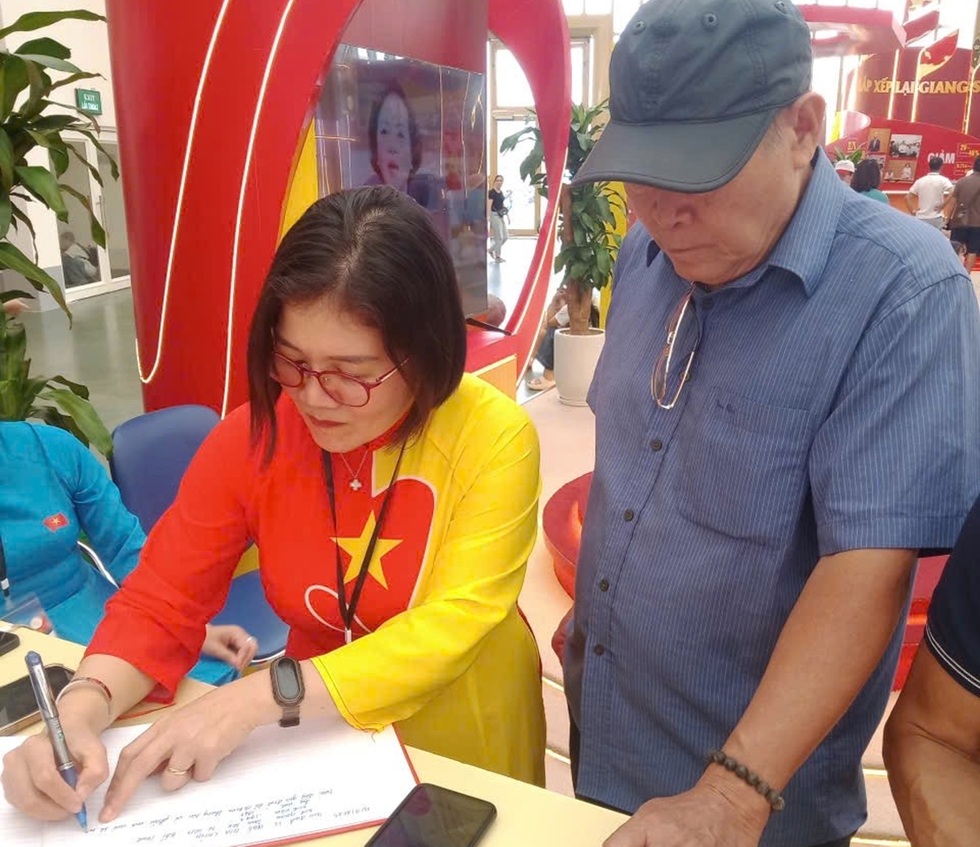 Nhiều năm tuyệt vọng, gia đình bất ngờ tìm thấy mộ liệt sỹ tại triển lãm - 2 Nhiều năm tuyệt vọng, gia đình bất ngờ tìm thấy mộ liệt sỹ tại triển lãm - 2
