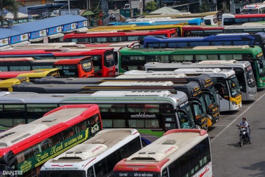 Bến xe miền Đông đìu hiu ngày cận Tết, tài xế ngồi cạo râu giết thời gian