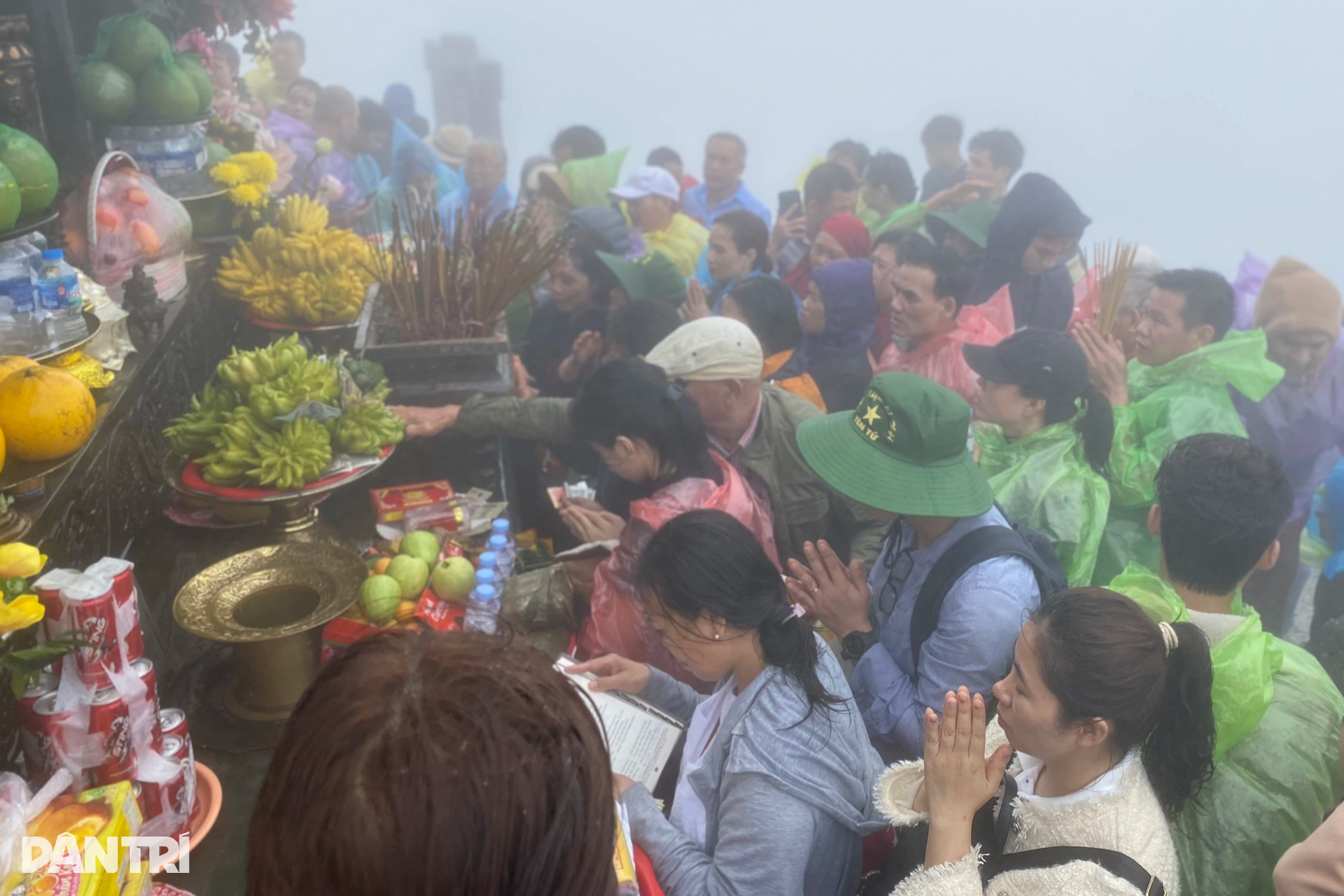 Người dân đội mưa gió chống gậy, vịn lan can lên chùa Đồng Yên Tử - 11 Người dân đội mưa gió chống gậy, vịn lan can lên chùa Đồng Yên Tử - 11