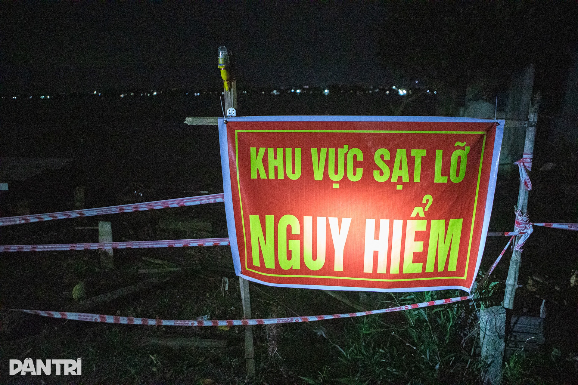 Nhiều nhà ven sông ở miền Tây bị nhấn chìm do sạt lở - 4 Nhiều nhà ven sông ở miền Tây bị nhấn chìm do sạt lở - 4