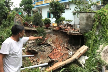 Sạt lở nghiêm trọng, hàng loạt nhà dân nguy cơ bị kéo sập xuống suối