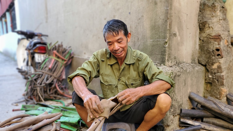 Người dân tái chế rác không dùng đồ bảo hộ lao động.jpg rac 4.jpg