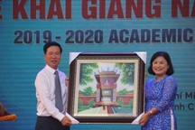 Ông Võ Văn Thưởng xúc động tri ân thầy cô khi về trường cũ dự khai giảng