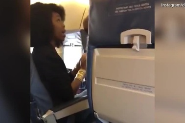 “Tỏ thái độ” với tiếp viên hàng không, 8 hành khách bị đuổi khỏi máy bay