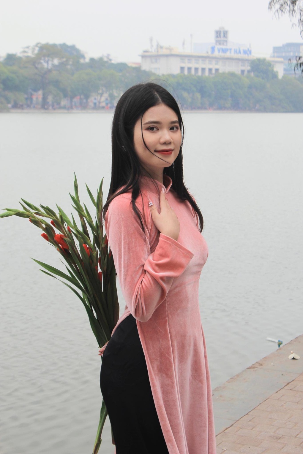 Giới trẻ rủ nhau lên phố chụp hình lưu giữ không khí Tết ở Hà Nội - 5 Giới trẻ rủ nhau lên phố chụp hình lưu giữ không khí Tết ở Hà Nội - 5