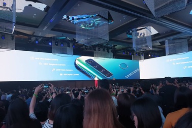 Samsung gây sốc, tung smartphone 4 camera đầu tiên trên thế giới