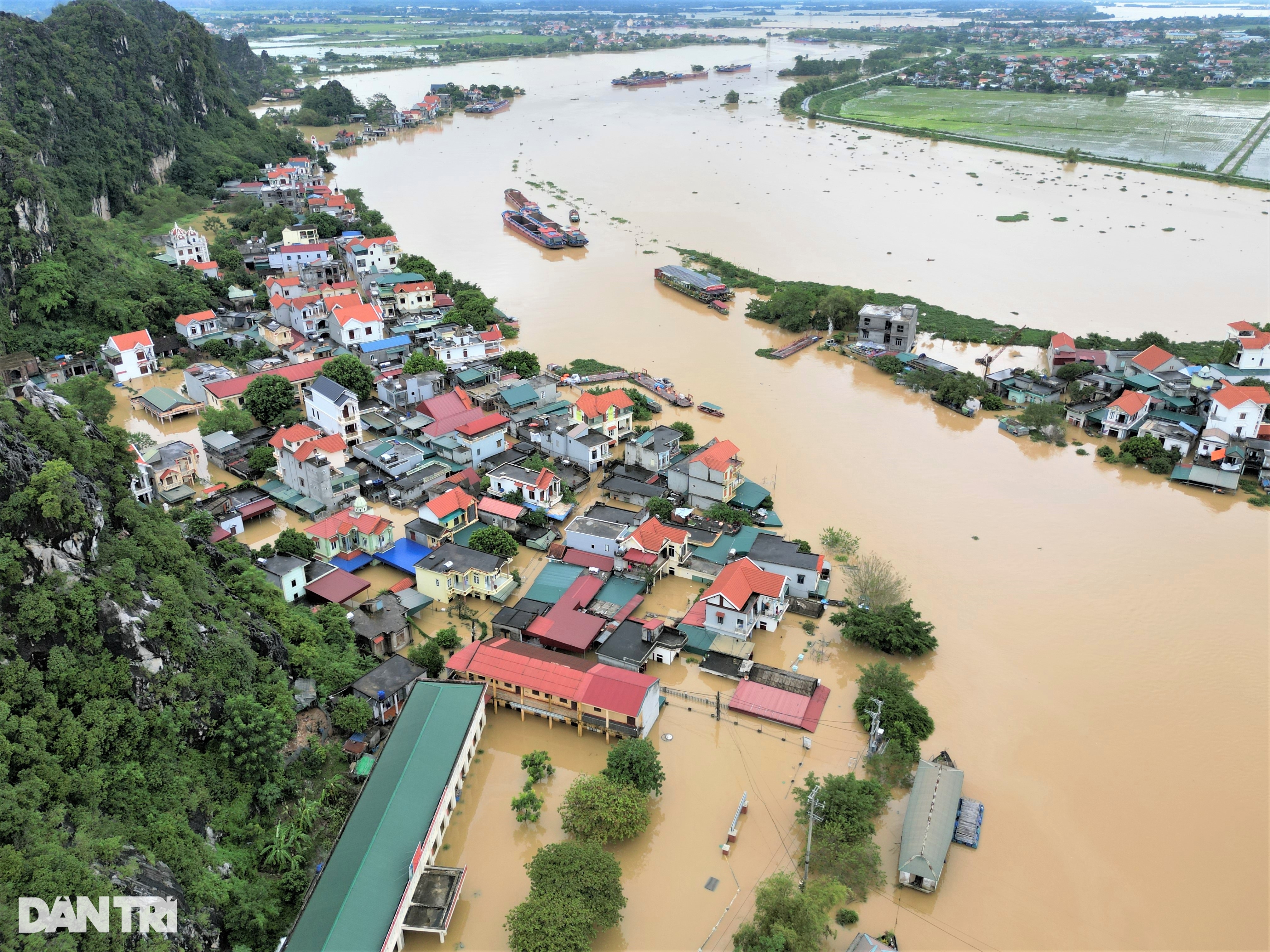 View - Toàn cảnh "cơn đại hồng thủy" cô lập hàng nghìn nhà dân ở Ninh Bình | Báo Dân trí