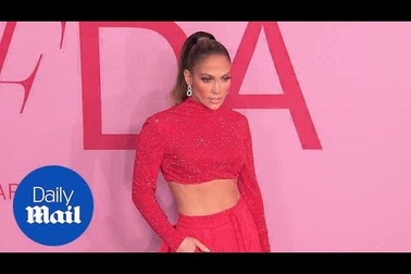 Jennifer Lopez đẹp đôi bên bồ trẻ