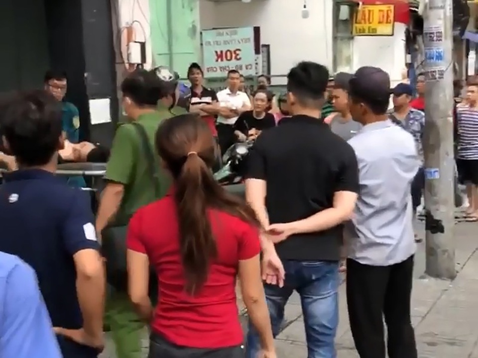 Người đàn ông ghen tuông, đâm tình địch ở quán karaoke - 1 Người đàn ông ghen tuông, đâm tình địch ở quán karaoke - 1