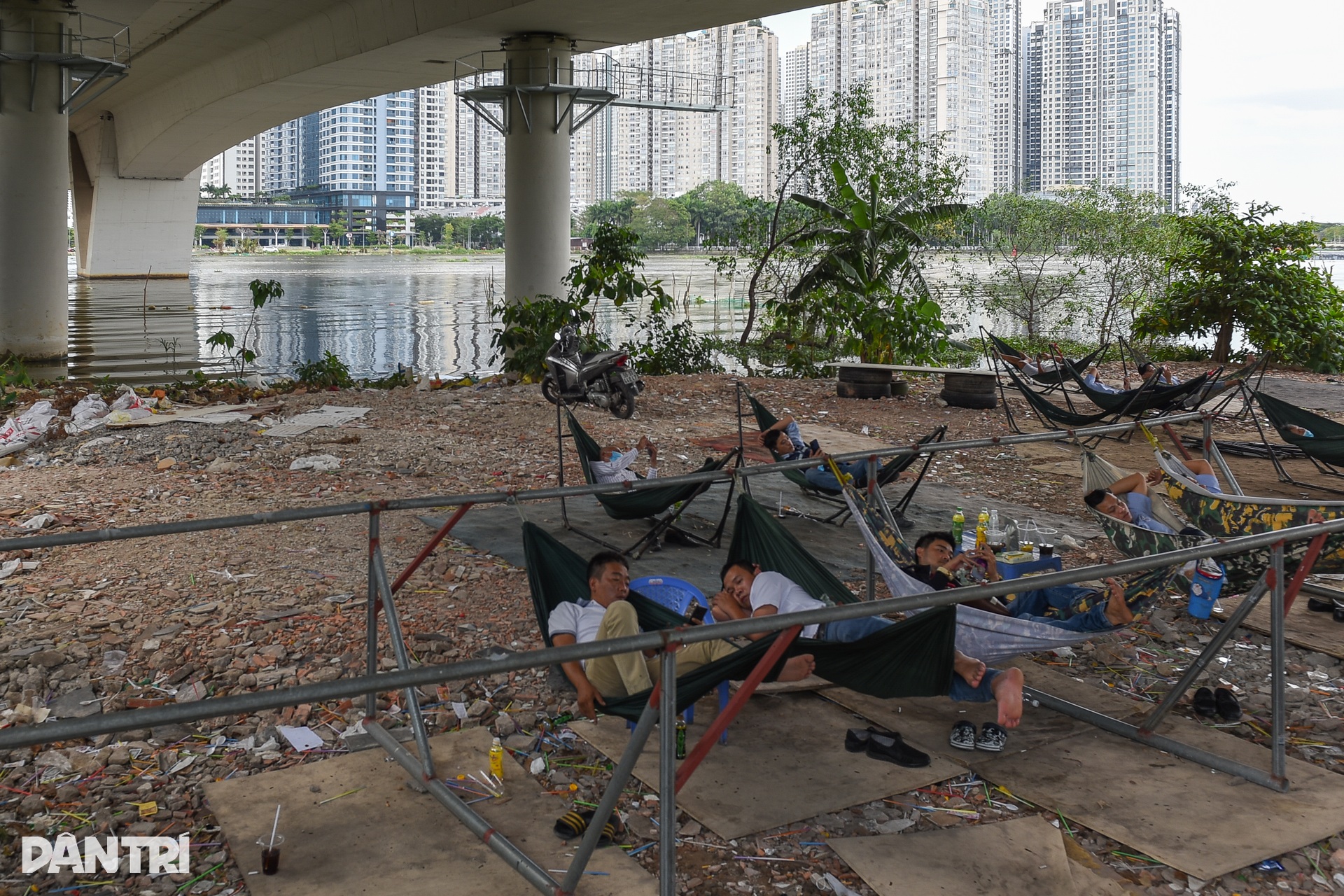 Người dân TPHCM chật vật dưới nắng nóng gần 40 độ C ngày đầu hè - 14 Người dân TPHCM chật vật dưới nắng nóng gần 40 độ C ngày đầu hè - 14