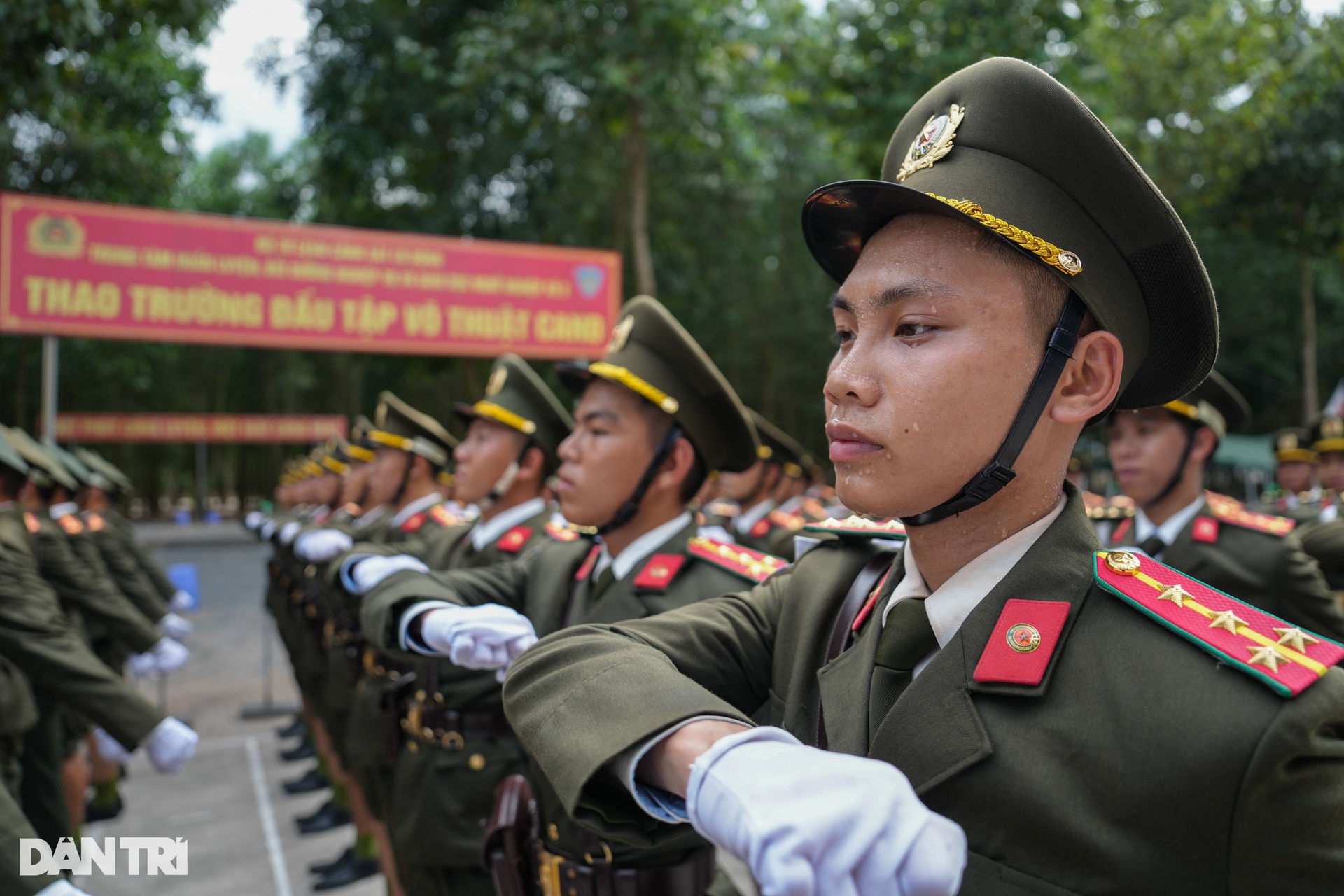 Bên trong thao trường huấn luyện diễu binh, diễu hành cho đại lễ 30/4 - 4 Bên trong thao trường huấn luyện diễu binh, diễu hành cho đại lễ 30/4 - 4