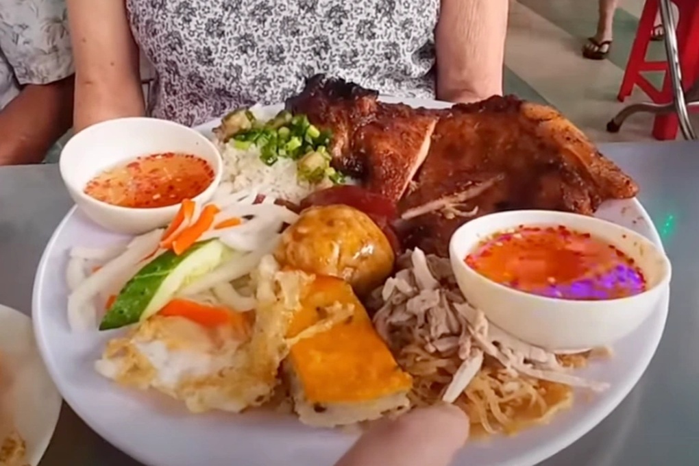 Dĩa cơm tấm khổng lồ khiến khách Tây mê mẩn khi trở lại TPHCM - 2 Dĩa cơm tấm khổng lồ khiến khách Tây mê mẩn khi trở lại TPHCM - 2
