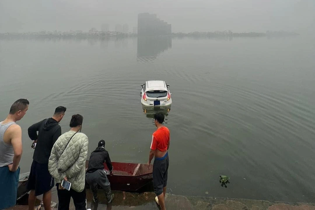 Ô tô nổi bồng bềnh giữa hồ Tây - 2 Ô tô nổi bồng bềnh giữa hồ Tây - 2