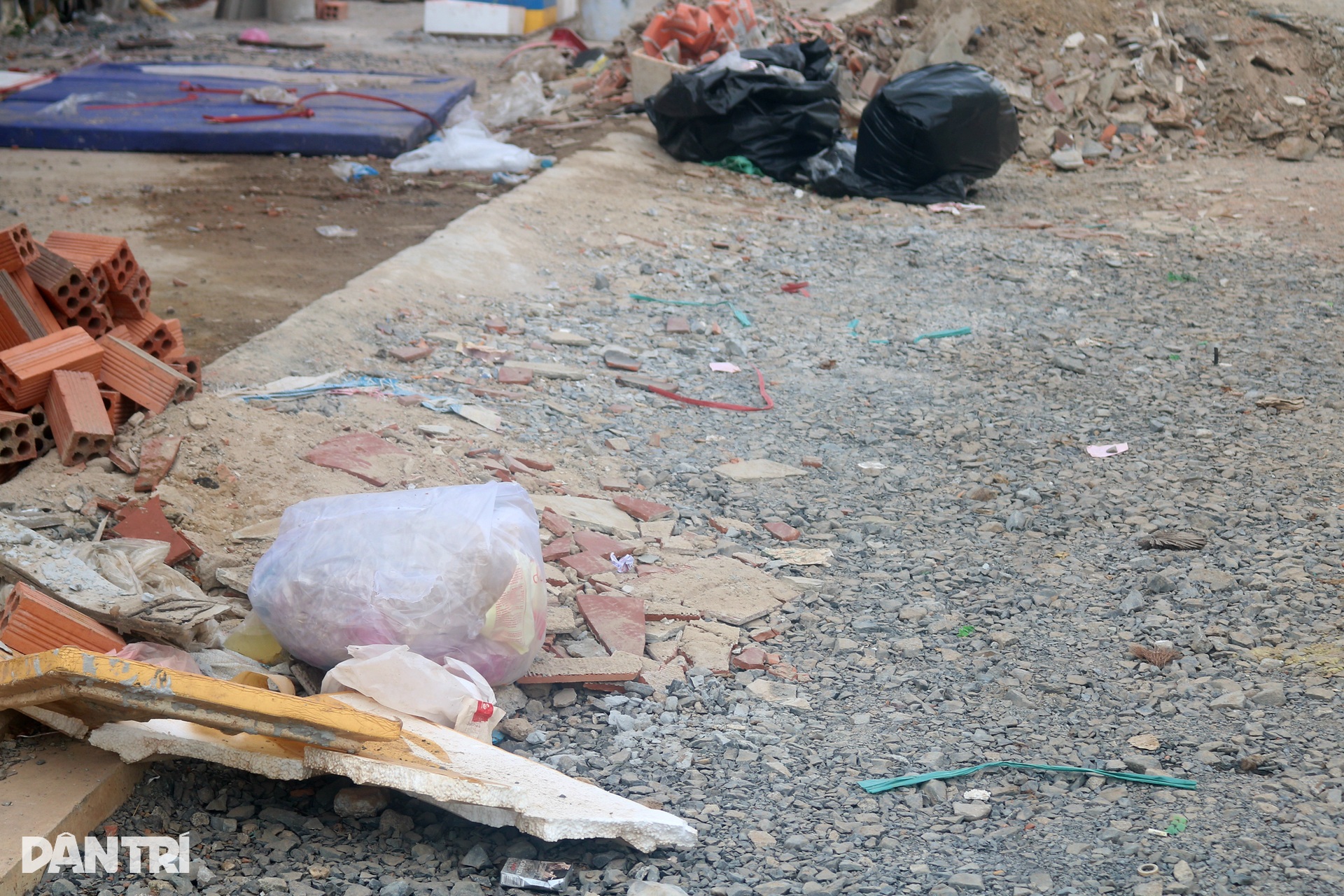 Sinh viên khổ sở vì ổ gà, ổ voi giăng đặc ở làng đại học - 4