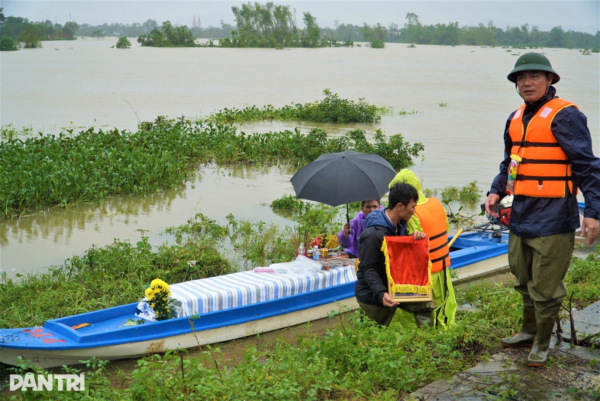 Đưa người quá cố đi hỏa táng giữa mênh mông nước lũ - 4 Đưa người quá cố đi hỏa táng giữa mênh mông nước lũ - 4