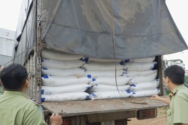 Bắt giữ 3 xe tải đường cát "khủng" không rõ nguồn gốc đang chờ giao nhận