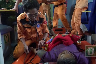 Cứu ngư dân nôn ra máu trên vùng biển Hoàng Sa