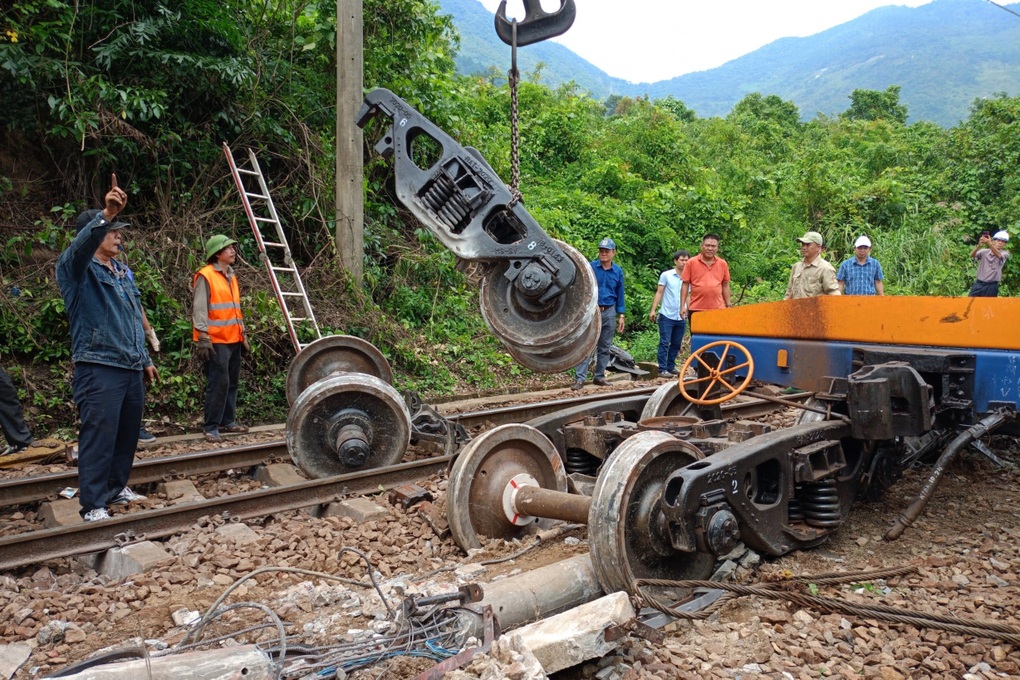 Đường sắt Bắc - Nam thông tuyến sau sự cố tàu trật bánh trên đèo Hải Vân - 2 Đường sắt Bắc - Nam thông tuyến sau sự cố tàu trật bánh trên đèo Hải Vân - 2