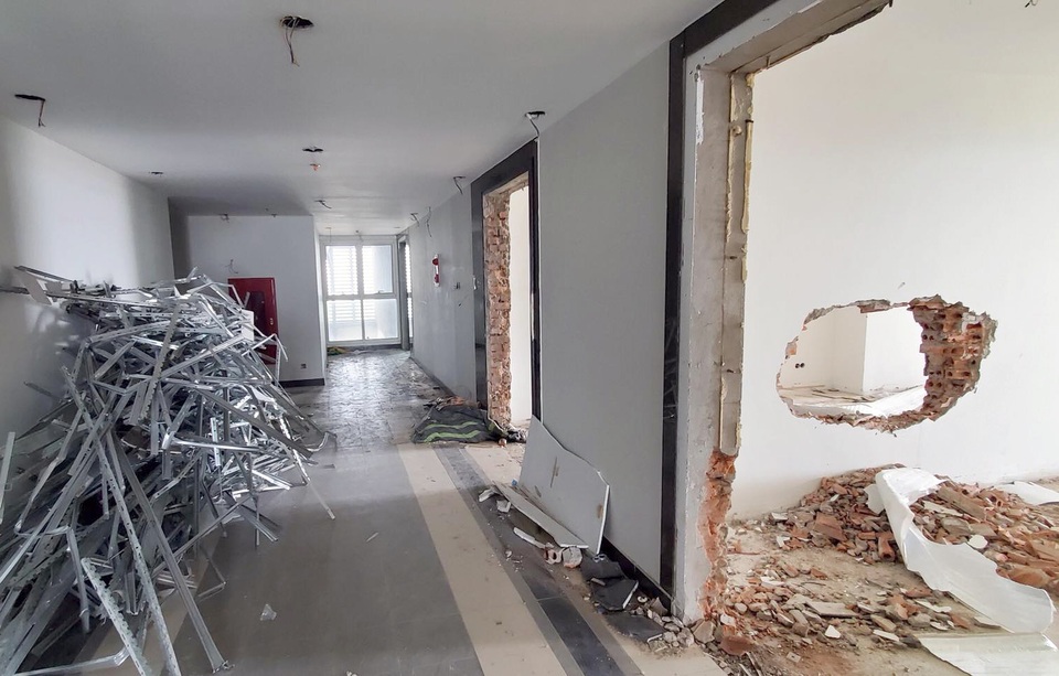 Hà Nội cắt mái bê tông tầng 18 tòa nhà 8B Lê Trực - 9