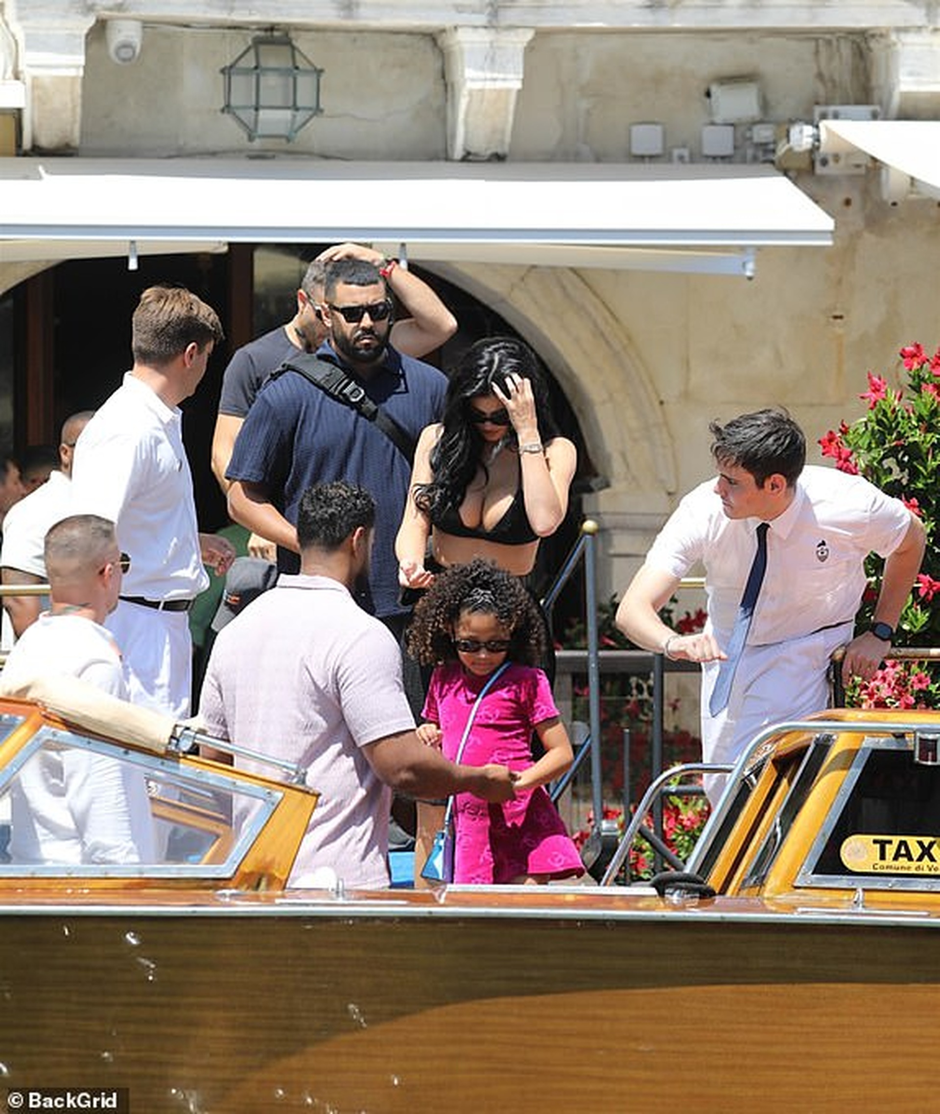 Tỷ phú Jeff Bezos và MC gợi cảm kết thúc tiệc cưới 3 ngày, tốn 55 triệu USD - 17 Tỷ phú Jeff Bezos và MC gợi cảm kết thúc tiệc cưới 3 ngày, tốn 55 triệu USD - 17