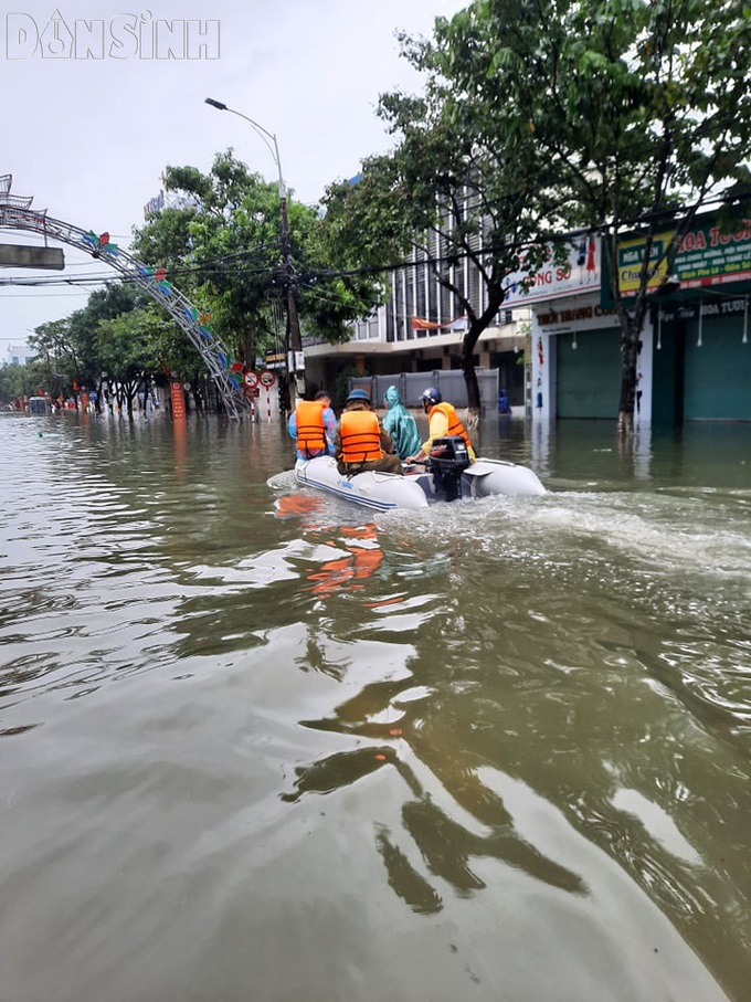 Thành phố Hà Tĩnh băng hà giữa biển lũ  - Ảnh 2.