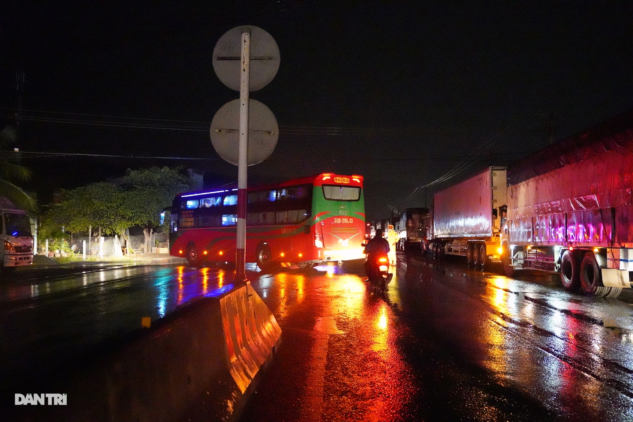 Dòng phương tiện phải quay đầu tránh bão số 9, quốc lộ 1 tắc dài - 1 Dòng phương tiện phải quay đầu tránh bão số 9, quốc lộ 1 tắc dài - 1