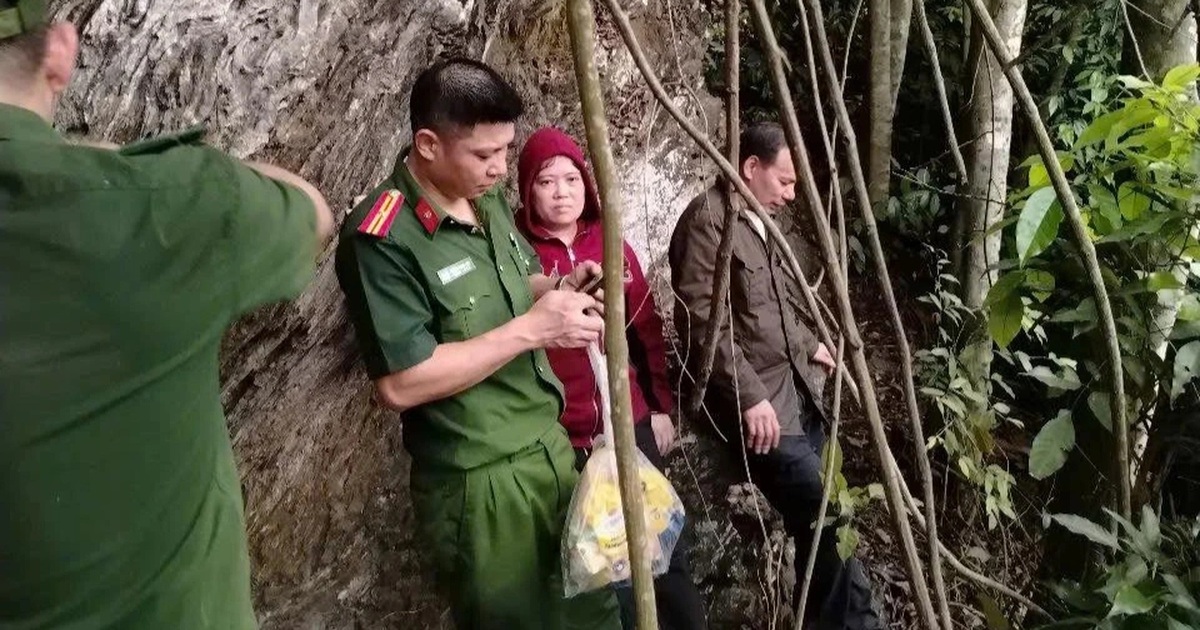 Đi bắt ốc rồi bị lạc suốt đêm trên núi, 2 vợ chồng được cảnh sát giải cứu