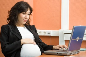 Bị ép thôi việc sau nghỉ thai sản với lý do "tái cơ cấu"