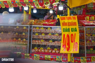 Bánh Trung thu: Nơi giảm giá sâu vẫn ế, nơi không khuyến mại lại đông nghẹt