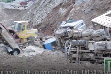 Kinh hãi cảnh hàng chục ô tô bị lũ cuốn, đất vùi ngổn ngang