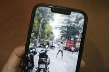 4 người đàn ông giăng lưới đánh cầu lông giữa đường ở TPHCM