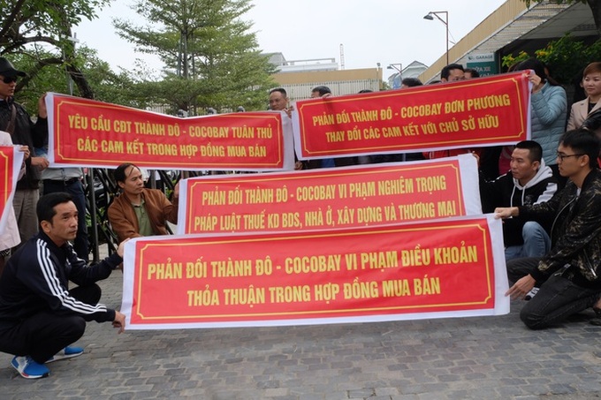 Bị lật kèo, khách hàng Cocobay Đà Nẵng ùn ùn kéo đến trụ sở Thành Đô đòi quyền lợi - Ảnh 5. Bị lật kèo, khách hàng Cocobay Đà Nẵng ùn ùn kéo đến trụ sở Thành Đô đòi quyền lợi - Ảnh 5.