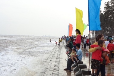 Tắm biển ngày Tết, 2 người chết đuối