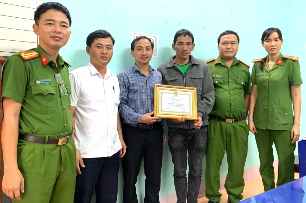 Truy tặng giấy khen công dân quên mình cứu người - 2 Truy tặng giấy khen công dân quên mình cứu người - 2