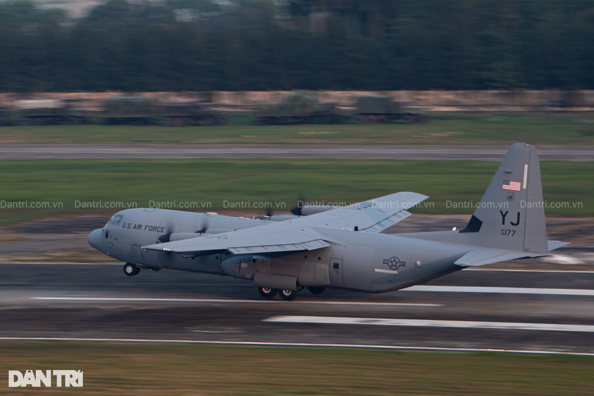 2 cường kích Lợn lòi A-10 và C-130 của Mỹ cất cánh rời sân bay Gia Lâm - 11 2 cường kích Lợn lòi A-10 và C-130 của Mỹ cất cánh rời sân bay Gia Lâm - 11