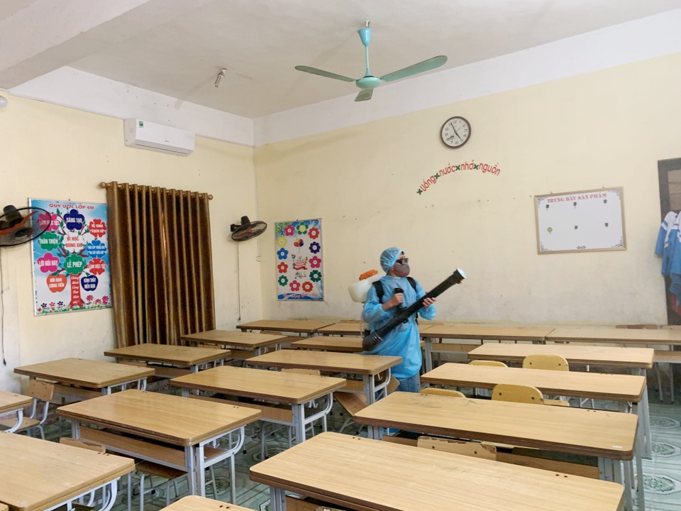 Ninh Bình cho học sinh nghỉ học, phun thuốc khử trùng các trường chống dịch Corona - 3 Ninh Bình cho học sinh nghỉ học, phun thuốc khử trùng các trường chống dịch Corona - 3