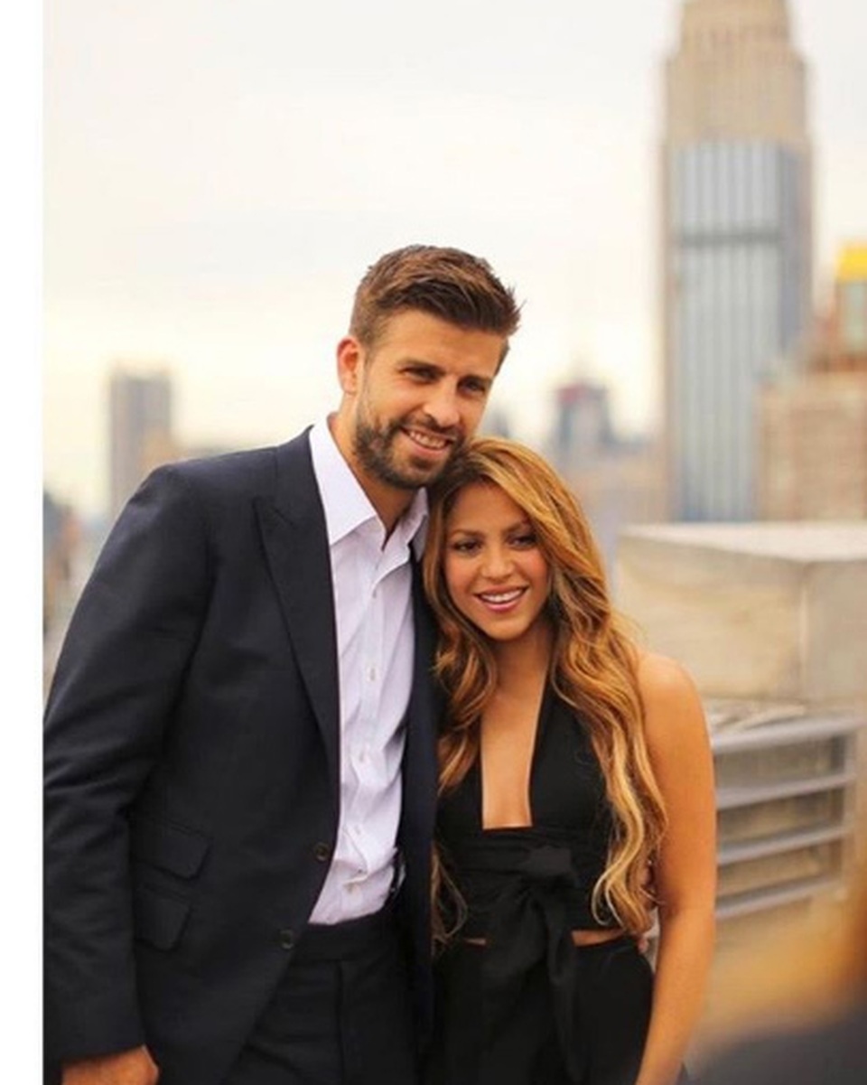 Shakira nắm tay phi công trẻ Gerard Piqué đi mua sắm - 9 Shakira nắm tay phi công trẻ Gerard Piqué đi mua sắm - 9
