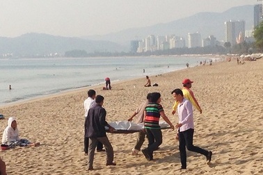 Du khách tá hỏa phát hiện xác chết trên biển Nha Trang