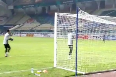 Bùi Tiến Dũng và Văn Hoàng trổ tài bắt bóng trước trận đấu với Nepal