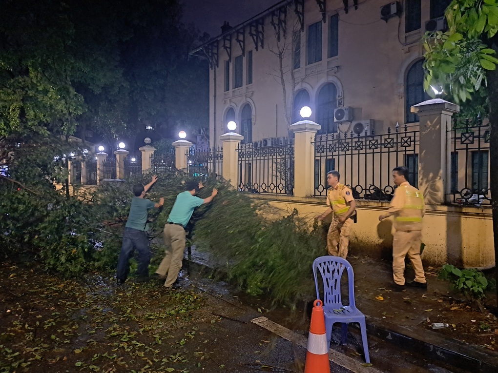 Cây đổ sau trận dông lốc ở Hà Nội, đè trúng 2 xe sang trên phố - 3 Cây đổ sau trận dông lốc ở Hà Nội, đè trúng 2 xe sang trên phố - 3