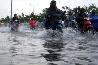 Đường lại thành “sông”, hàng loạt xe chết máy